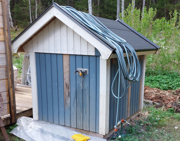 Ett litet vattenhus – en isolerad byggnad för året-runt-vatten.